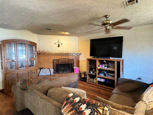 4517 S Gum Avenue, Broken Arrow, OK 74011