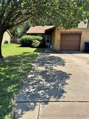 4517 S Gum Avenue, Broken Arrow, OK 74011