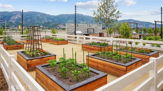 2046 Pyrenes Place, Santa Paula, CA 93060