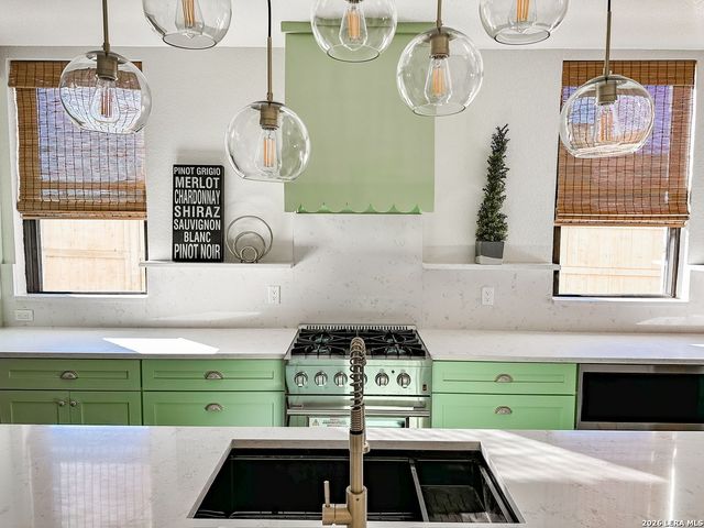 102 LUTHER DR, Olmos Park, TX 78212