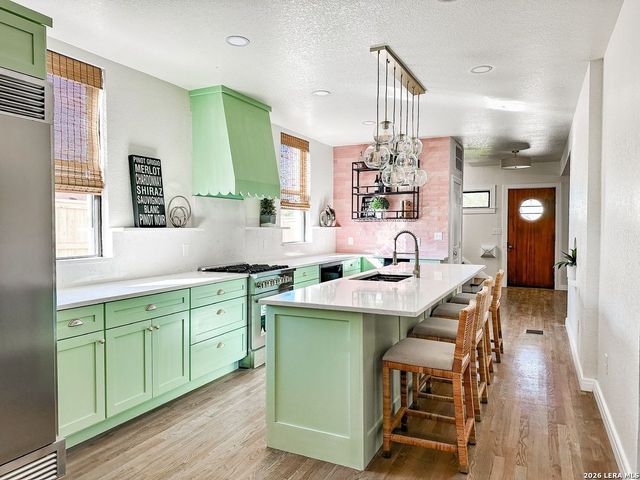 102 LUTHER DR, Olmos Park, TX 78212