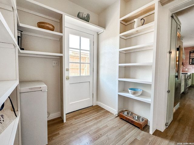 102 LUTHER DR, Olmos Park, TX 78212