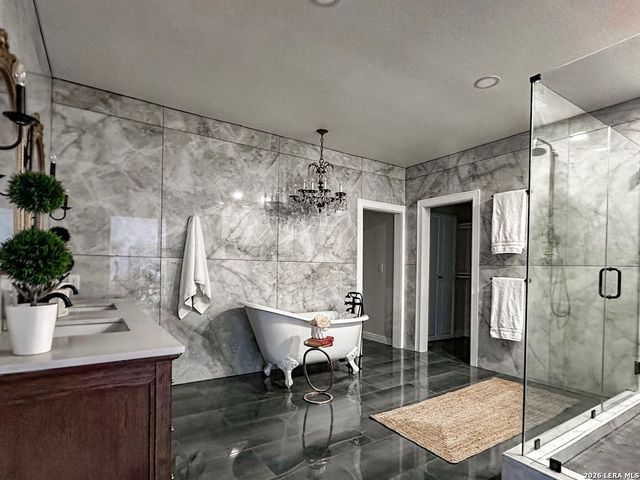 102 LUTHER DR, Olmos Park, TX 78212