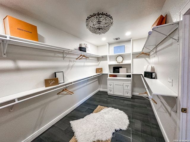 102 LUTHER DR, Olmos Park, TX 78212