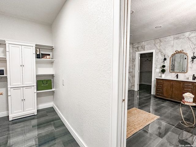 102 LUTHER DR, Olmos Park, TX 78212