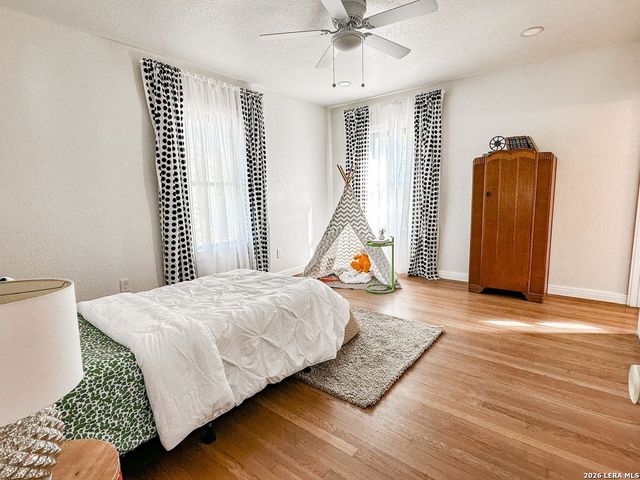 102 LUTHER DR, Olmos Park, TX 78212