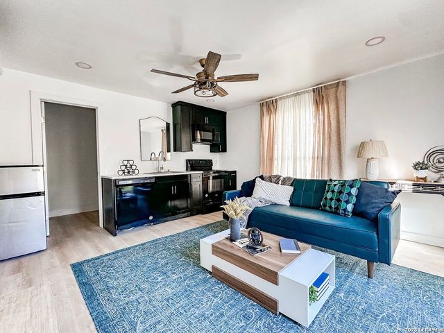 102 LUTHER DR, Olmos Park, TX 78212