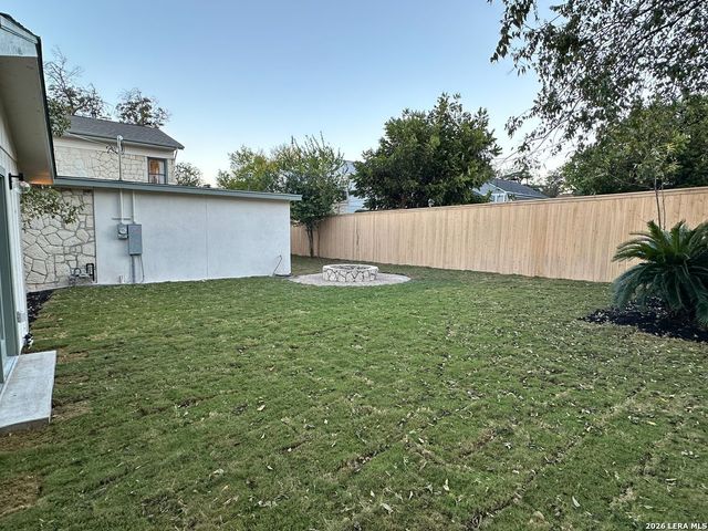 102 LUTHER DR, Olmos Park, TX 78212