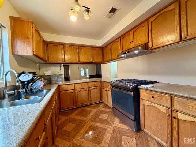 917 P Street, Bakersfield, CA 93304