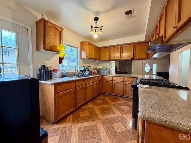 917 P Street, Bakersfield, CA 93304