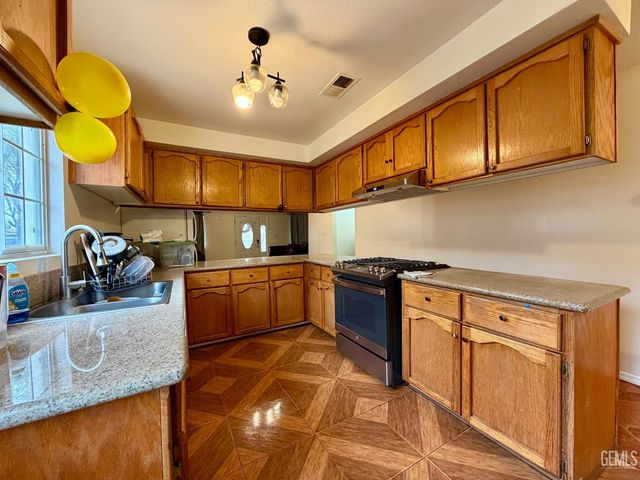 917 P Street, Bakersfield, CA 93304