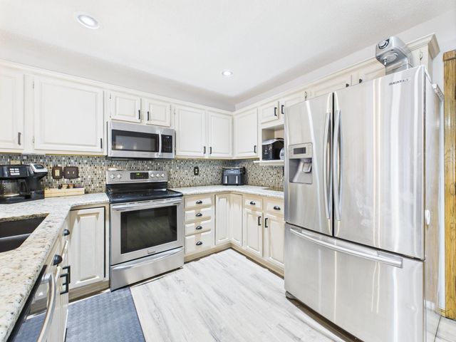 1700 E Southridge Cir, Derby, KS 67037