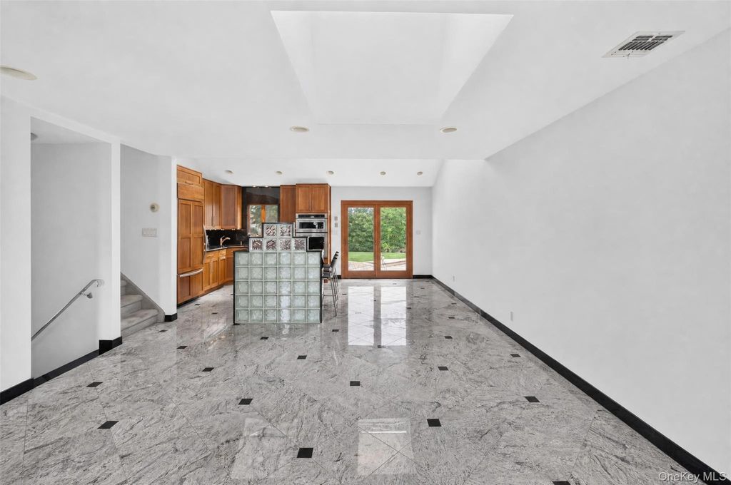 68 Briarwood Lane, Plainview, NY 11803 — photo 5