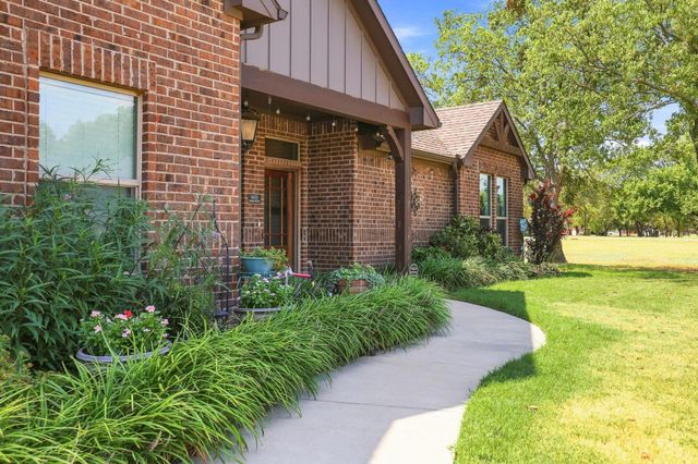 603 E Burks Street, Pilot Point, TX 76258