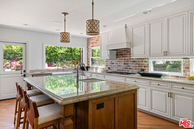 8045 Rayford Drive, Los Angeles, CA 90045