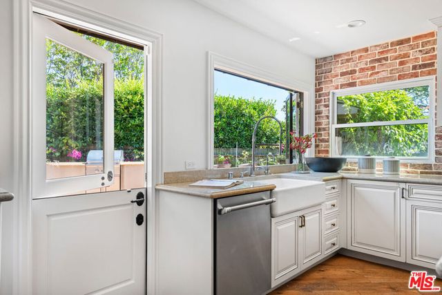8045 Rayford Drive, Los Angeles, CA 90045