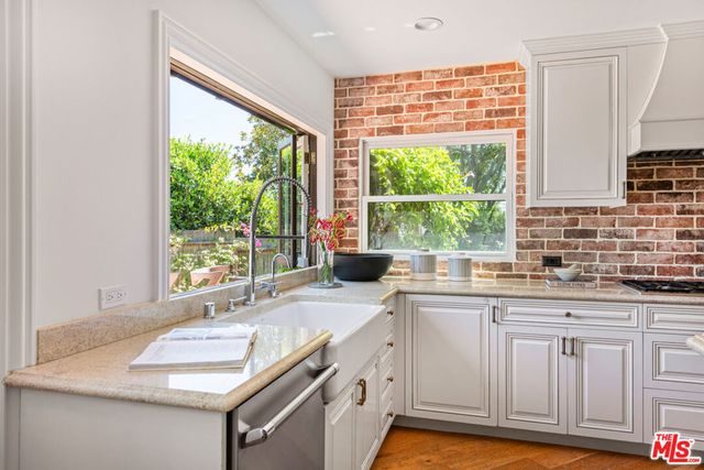 8045 Rayford Drive, Los Angeles, CA 90045