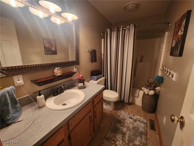 810 Olde Orchard Drive NE, Bolivar, OH 44612