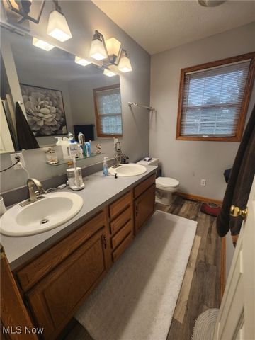 810 Olde Orchard Drive NE, Bolivar, OH 44612