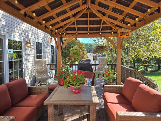 810 Olde Orchard Drive NE, Bolivar, OH 44612