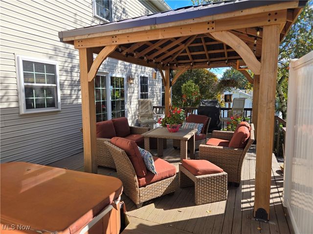 810 Olde Orchard Drive NE, Bolivar, OH 44612