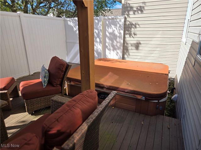 810 Olde Orchard Drive NE, Bolivar, OH 44612