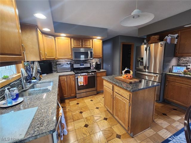 810 Olde Orchard Drive NE, Bolivar, OH 44612