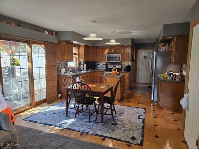 810 Olde Orchard Drive NE, Bolivar, OH 44612