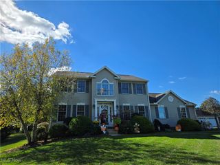 810 Olde Orchard Drive NE, Bolivar, OH 44612
