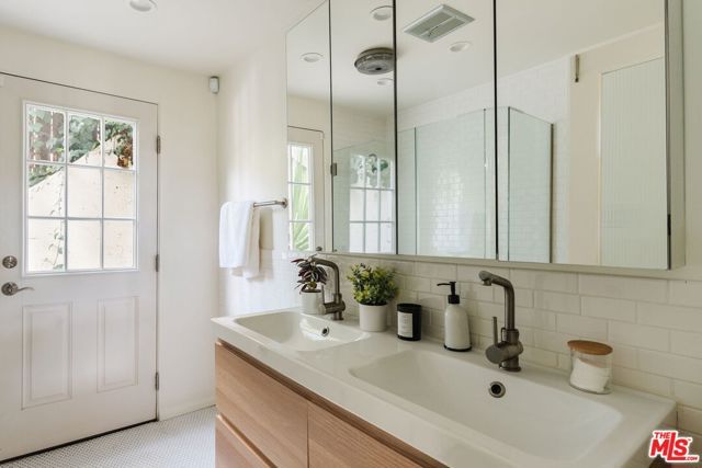 7229 Senalda Road, Los Angeles, CA 90068