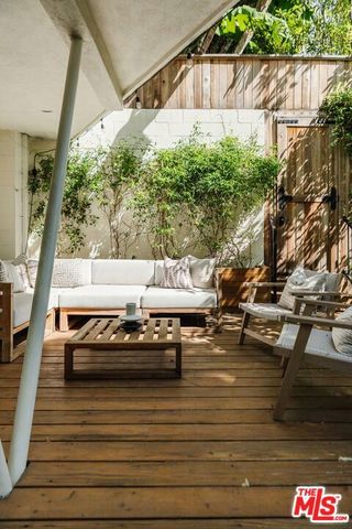 7229 Senalda Road, Los Angeles, CA 90068