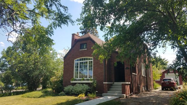 19 W Hattendorf Avenue, Roselle, IL 60172