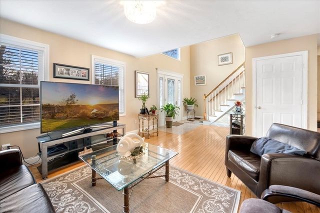 15 Stonewall Ave, Dartmouth, MA 02747