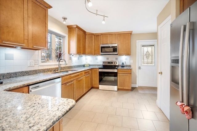 15 Stonewall Ave, Dartmouth, MA 02747