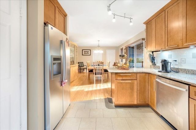 15 Stonewall Ave, Dartmouth, MA 02747