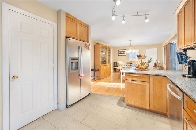 15 Stonewall Ave, Dartmouth, MA 02747