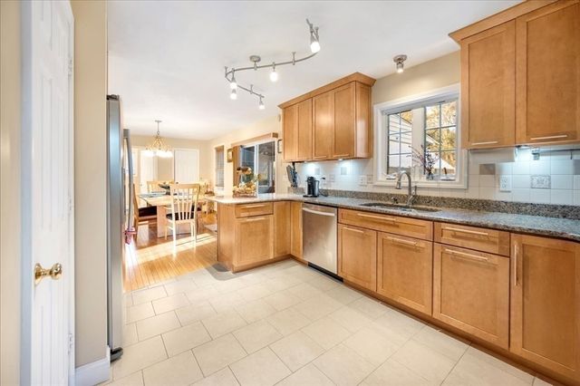 15 Stonewall Ave, Dartmouth, MA 02747