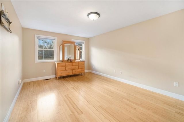 15 Stonewall Ave, Dartmouth, MA 02747