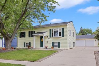121 Seton Place, Streamwood, IL 60107