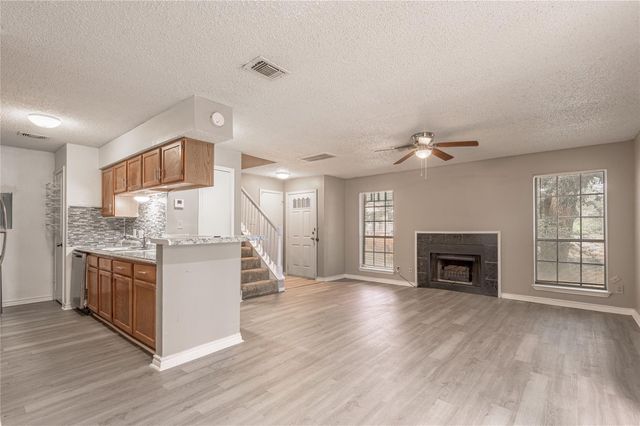 1228 Avenue O B, Huntsville, TX 77340