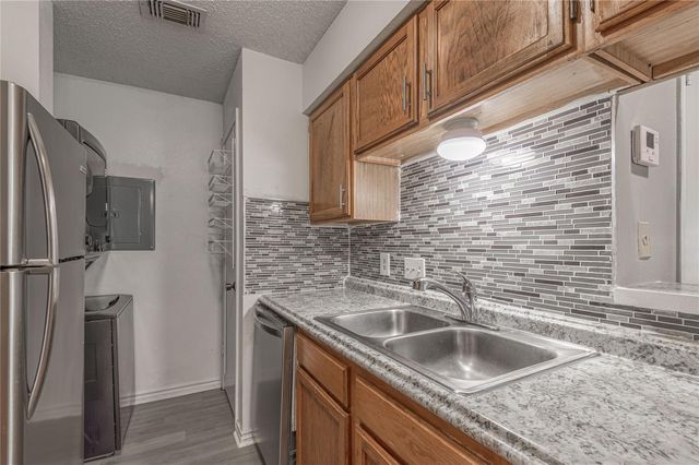 1228 Avenue O B, Huntsville, TX 77340