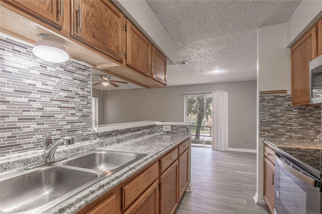 1228 Avenue O B, Huntsville, TX 77340