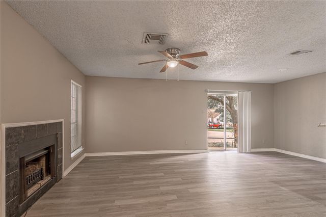 1228 Avenue O B, Huntsville, TX 77340