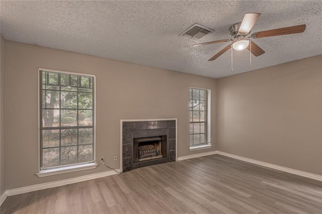 1228 Avenue O B, Huntsville, TX 77340