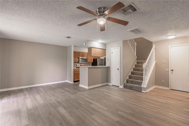 1228 Avenue O B, Huntsville, TX 77340