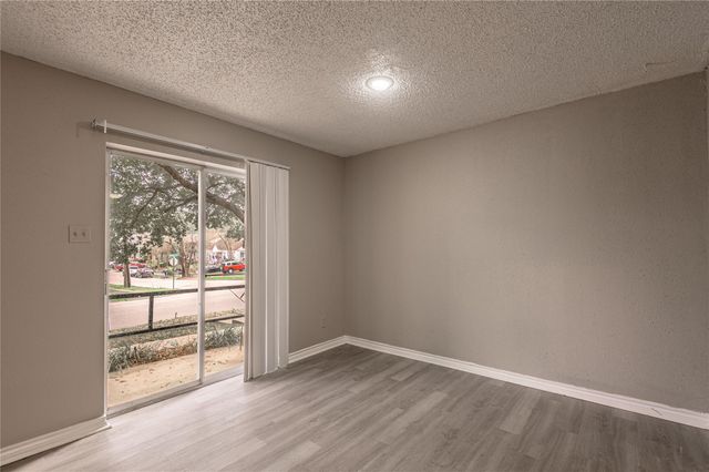 1228 Avenue O B, Huntsville, TX 77340