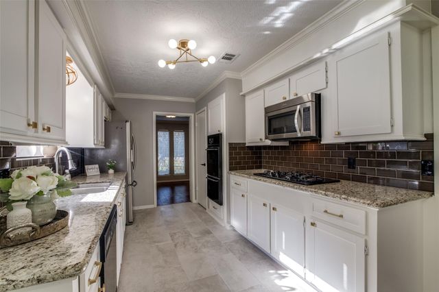 24 E Torch Pine Circle, The Woodlands, TX 77381