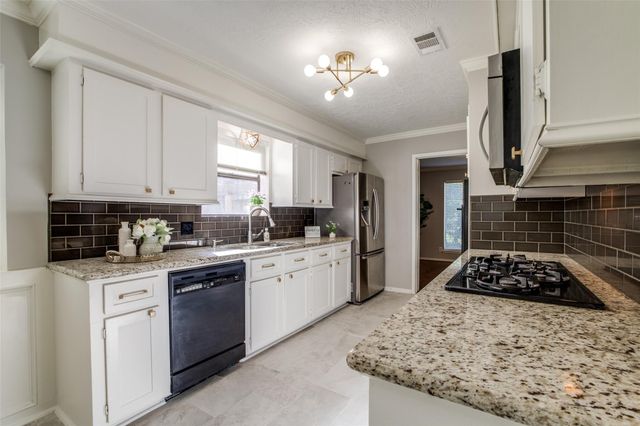 24 E Torch Pine Circle, The Woodlands, TX 77381