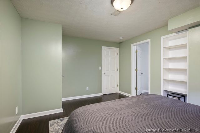 2031 Sterling Oaks Drive, Sellersburg, IN 47172