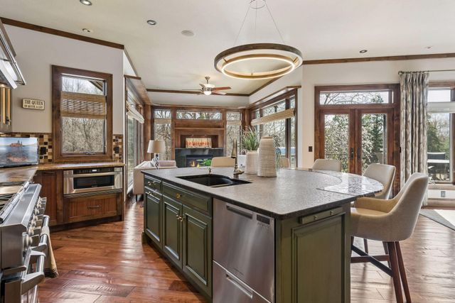 700 Hidden Creek Trail, Mendota Heights, MN 55118